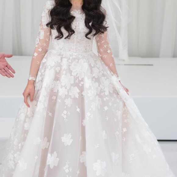 Wedding gown - Picture 4 of 9